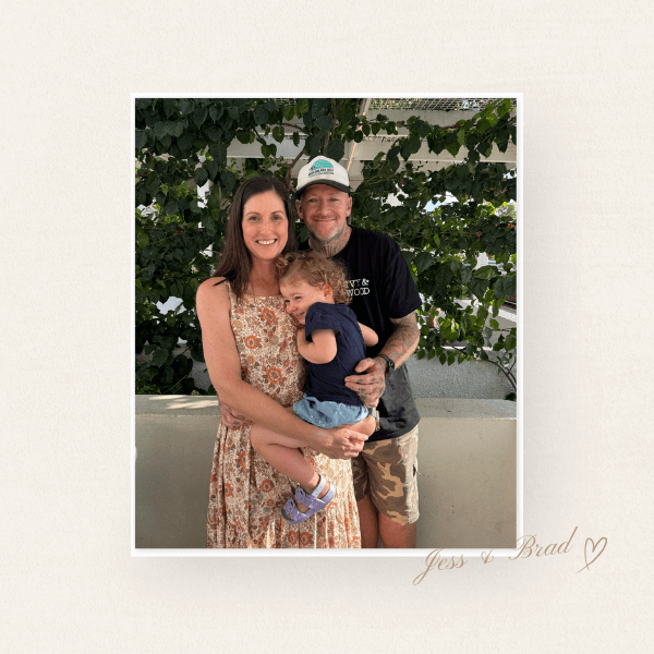 MUDITA 淬悅 IVY & WOOD 十週年活動最終章：創辦人 Jess 與 Brad 一家人的溫馨合照。帶有手寫感簽名與愛心，象徵品牌從家庭出發的初心，以及守護下一個十年的溫柔承諾。