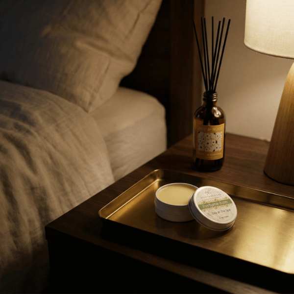MUDITA 生活儀式導航：睡前安定。歸於自我的修復時刻，暖光下的 Wilderness Lab Day at the Spa 香膏與床頭的 IVY & WOOD 橙花與梔子花擴香，伴你在自然的包裹中進入深度呼吸與修復。