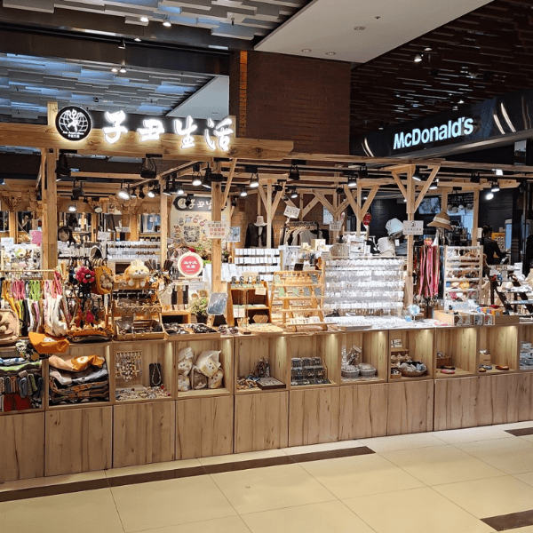 MUDITA 實體展售點『子丑生活松山車站店』。現場陳列 Wilderness Lab 經典香膏、IVY&WOOD 居家香氛與奧圖玫瑰香氛蠟牌。