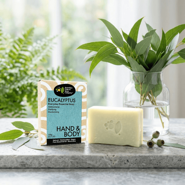 ANSC 澳洲尤加利手工皂搭配新鮮尤加利葉與石材背景，傳遞清新、潔淨且充滿自然原力的草本氣息。