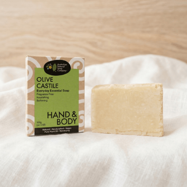 ANSC 澳洲純橄欖手工皂置於白色亞麻布上，強調成分純淨、極致溫潤且全齡適用的安心感。