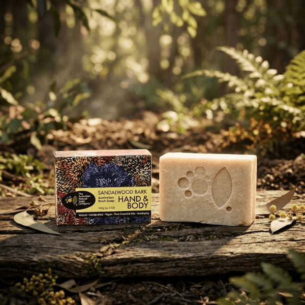 ANSC 澳洲檀香手工皂與包裝盒放置於森林晨光下的原木，展現安定心靈與深邃木質調的療癒氛圍。