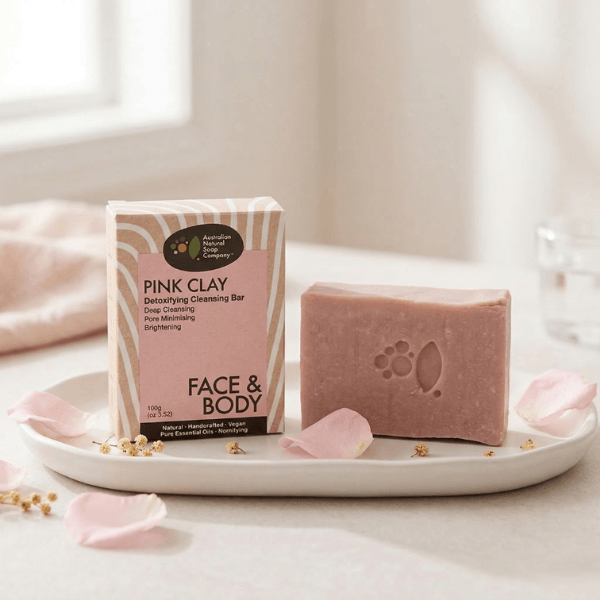 ANSC 澳洲粉紅礦泥潔膚皂與淡雅粉色花瓣共同呈現，強調其適合肌膚修護與柔嫩亮顏的女性護理特色。