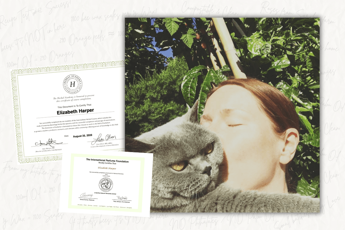 國際認證調香師 Liz 與愛貓的溫馨合照。周邊疊放草本醫學與調香證書，並綴以橘子皮、蜂蠟數據的手寫研究筆記，象徵 Lil'bit 對家人與毛孩無負擔、更純淨的承諾。