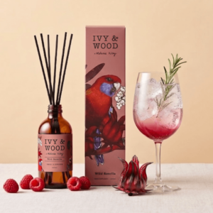 野生 Rosella 擴香瓶搭配高腳杯冰鎮莓果微氣泡特調飲品、迷迭香與鮮摘覆盆子，定格夏日午後歡聚記憶。