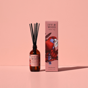 澳洲品牌 IVY AND WOOD 野生 Rosella 擴香瓶與深色天然竹枝，搭配低飽和粉沙色極簡背景。