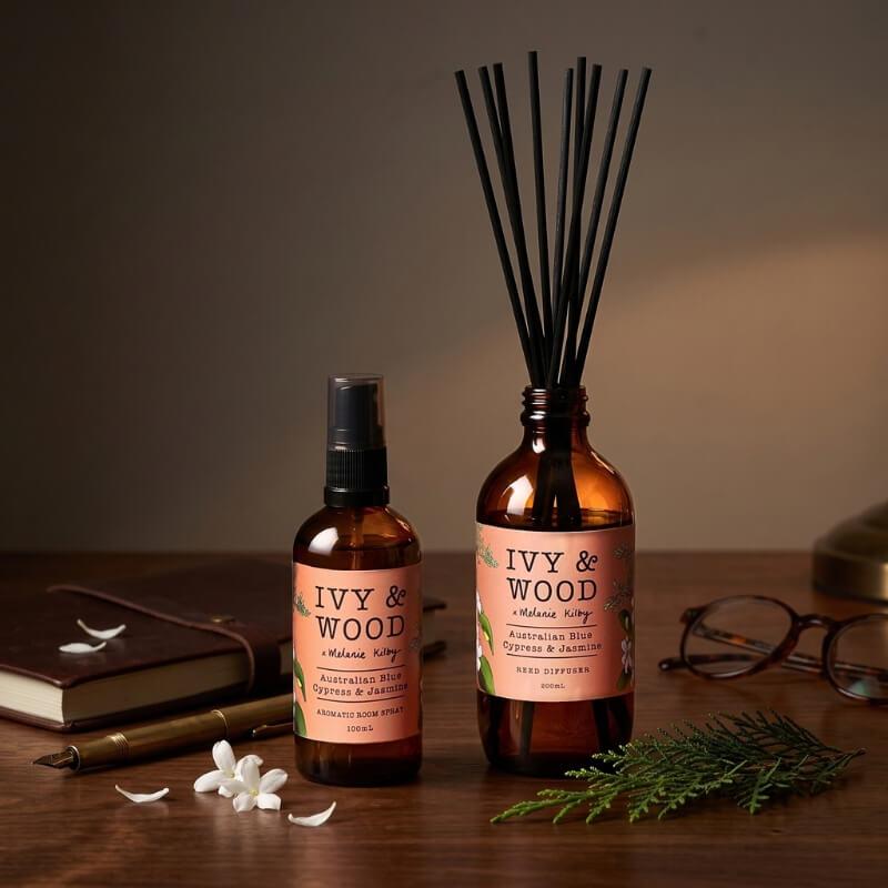 澳洲布里斯本手作香氛 IVY & WOOD 澳洲藍絲柏與茉莉：200ml天然竹枝擴香瓶與100ml空間香氛噴霧，深夜書房專注沉靜木質調