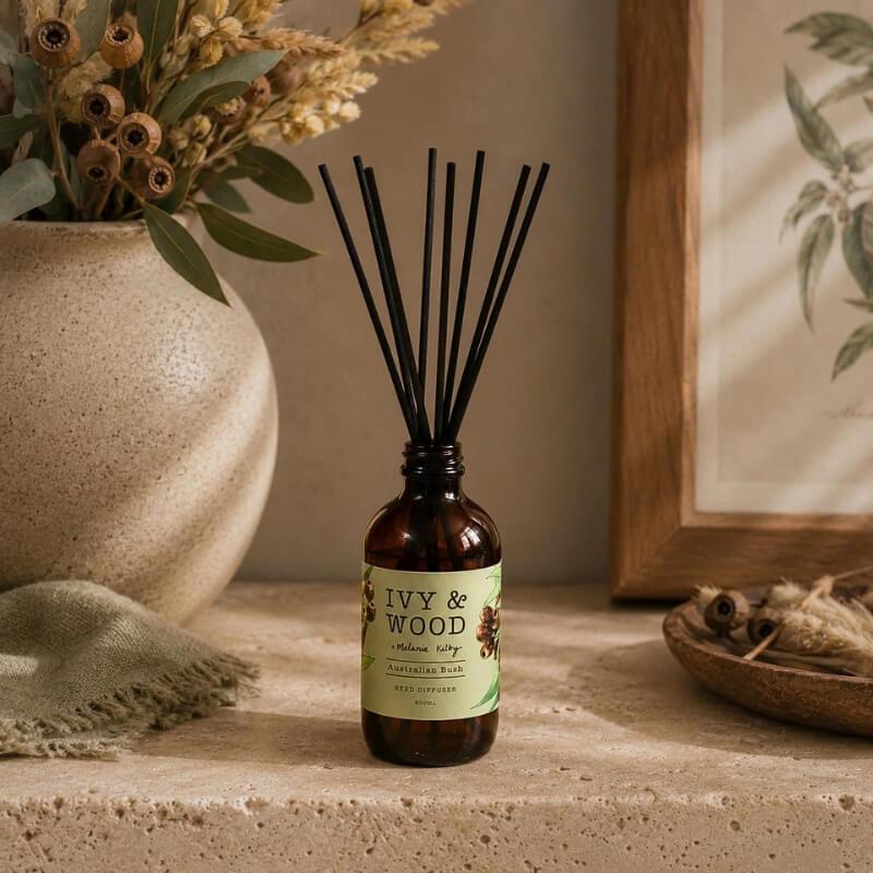 澳洲布里斯本職人純淨香氛 IVY & WOOD 原野精靈（Australian Bush）：天然竹枝擴香瓶 200ml，檸檬香桃木、尤加利與原生松木檀香調，純精油調製母嬰毛孩安心，居家深呼吸擴香推薦