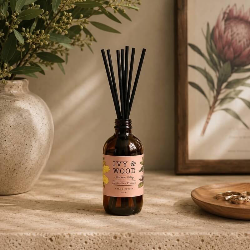 澳洲純淨香氛 IVY & WOOD 花海秘境（Australian Florals）：天然竹枝擴香瓶 200ml，澳洲雞蛋花、波羅尼花與甜美玫瑰蜂蜜調，日常浪漫純粹繁花香氛推薦