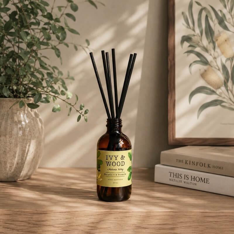IVY & WOOD 澳洲風情系列 佛手柑與澳洲忍冬（Bergamot & Banksia）：室內竹枝擴香瓶 200ml，佛手柑新鮮檸檬皮揉碎果香與山龍眼花蜜香，晨間活力專注工作室擴香推薦