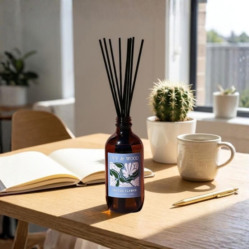 IVY & WOOD 花語時光系列 曠野之花（Cactus Flower）：天然竹枝擴香瓶 200ml，香橙萊姆清冽果香揉合鈴蘭與雪松琥珀，展現生命韌性與溫柔，日常放鬆心流空間擴香推薦