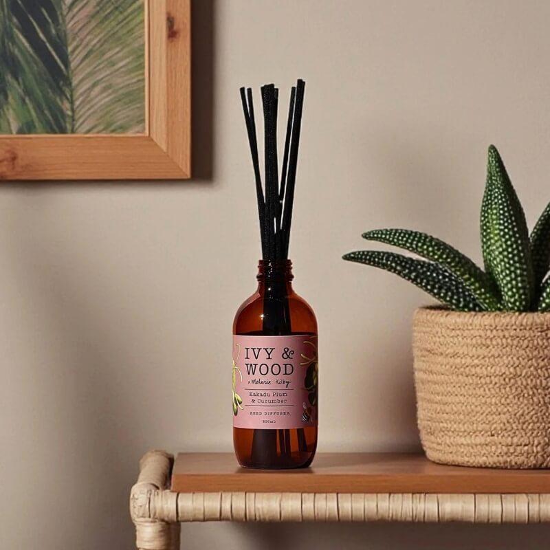 澳洲手作香氛 IVY & WOOD 卡卡杜李與青瓜（Kakadu Plum & Cucumber）：天然竹枝擴香瓶 200ml，小黃瓜水潤清爽與澳洲卡卡杜李果香，夏日舒壓瓦解悶熱雜味擴香推薦