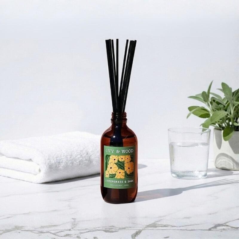 IVY & WOOD 花語時光系列 朝露草語（Lemongrass & Sage）：天然精油竹枝擴香瓶 200ml，明亮葡萄柚、野生鼠尾草與雪松木質底蘊，清晨香草園甦醒深呼吸，玄關浴室淨化除味推薦