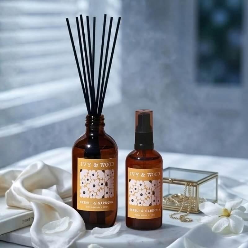 IVY & WOOD 花語時光系列 梔光絮語（Neroli & Gardenia）：橙花與白梔子花天然竹枝擴香瓶與空間香氛噴霧，溫柔純淨白花調