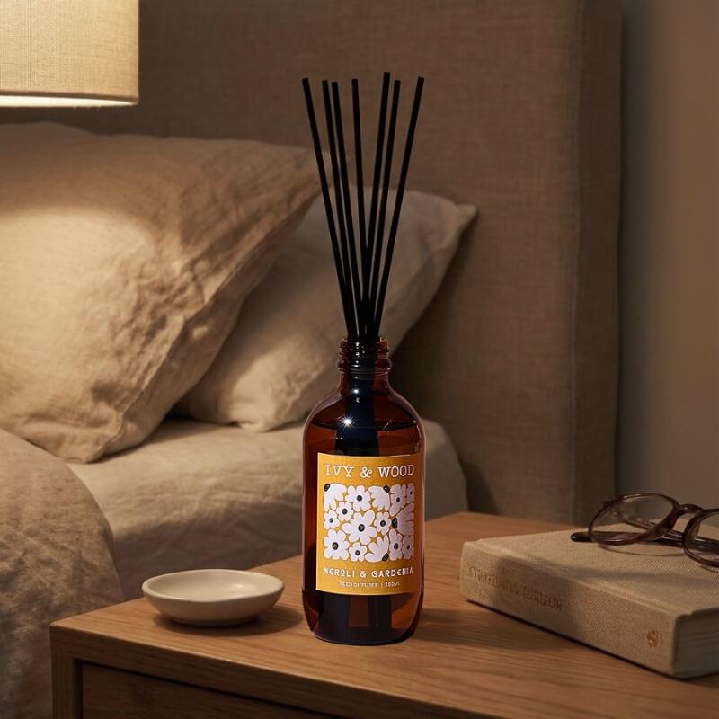 澳洲手作香氛 IVY & WOOD 梔光絮語（Neroli & Gardenia）：室內竹枝擴香瓶 200ml，橙花、晚香玉與白梔子花細緻白花香，尾韻檀香輕柔收束，臥室夜讀與靜心好眠香氛推薦