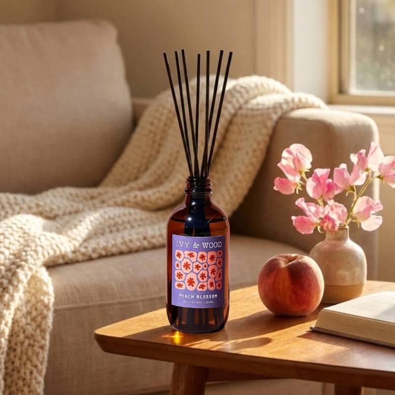 澳洲布里斯本香氛 IVY & WOOD 桃香拾光（Peach Blossom）：天然竹枝擴香瓶 200ml，佛手柑多汁蜜桃果香揉合橙花茉莉與溫潤麝香，午後慵懶陽光氛圍，客廳臥室溫柔擴香推薦