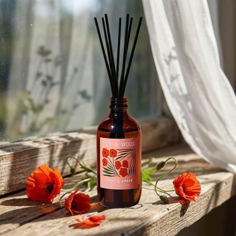 IVY & WOOD 花語時光系列 夏舞罌花（Poppy & Amber）：天然竹枝擴香瓶 200ml，明亮柑橘、盛夏罌粟花與黑樹莓果香，沉澱於香草豆與琥珀溫潤基調，自由詩意生活擴香推薦