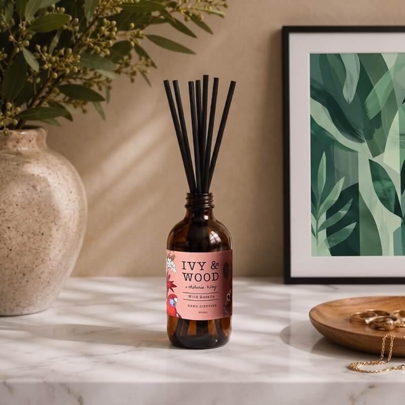 IVY & WOOD 澳洲風情系列 野生 Rosella（Wild Rosella）：室內竹枝擴香瓶 200ml，鮮摘覆盆子、野生洛神花與大黃根香草調，盛夏午後歡聚特調，質感客廳長效擴香推薦