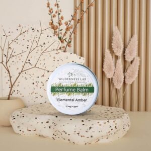 Wilderness Lab 經典 04 號琥珀香吻純素固體香膏，澳洲原裝進口。以澳大利亞檸檬、玫瑰天竺葵與深邃琥珀調和天然植物蠟，榮獲有機美容雙金獎肯定，卸下職責隨身微醺體香首圖